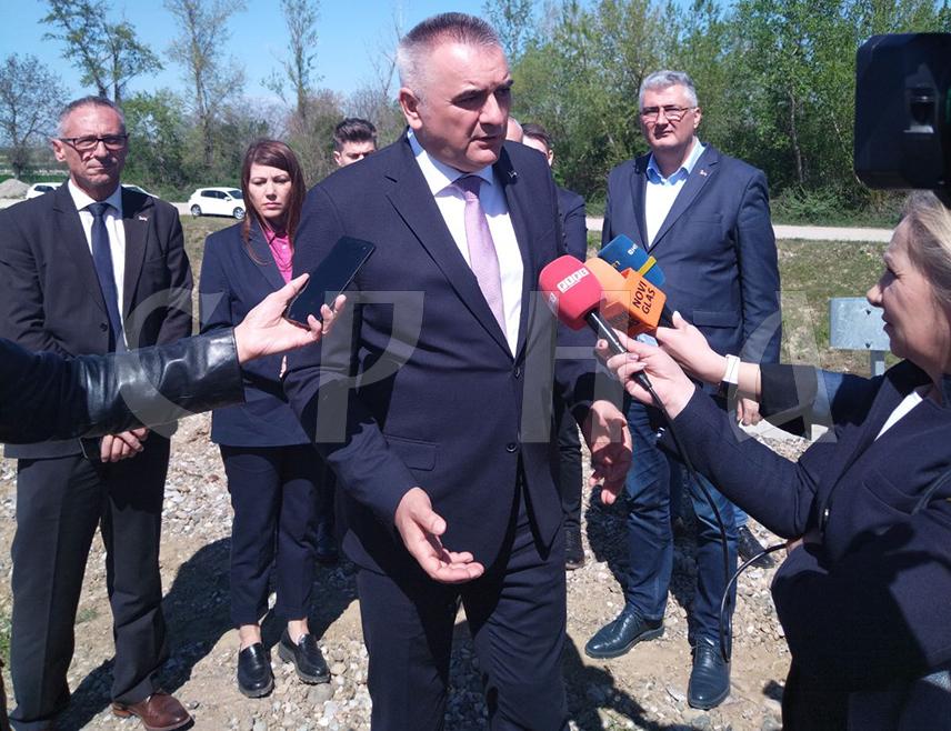 БИЈЕЉИНА, 8. АПРИЛА /СРНА/ - Премијер Републике Српске Саво Минић обишао је данас у Бијељини завршени дио дринског насипа и указао на потребу да Градска управа што прије ријеши имовинскоправне односе како би се омогућио наставак изградње још шест километара насипа, за шта је Влада обезбиједила новац.