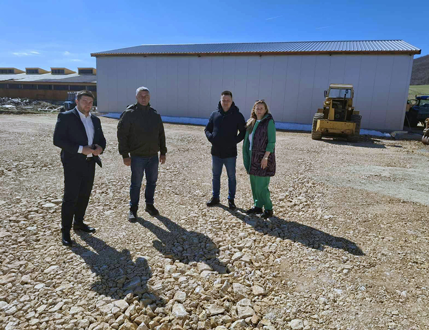 РОГАТИЦА, 8. АПРИЛА /СРНА/ - Покретање погона за прераду кромпира на подручју Рогатица биће важан искорак у јачању локалне пољопривреде и укупног привредног развоја овог краја, закључено је на састанку представника Министарства пољопривреде, шумарства и водопривреде Републике Српске, начелника Рогатице Нинослава Прелића и Пољопривредне задруге "Агроплан", која је носилац пројекта.