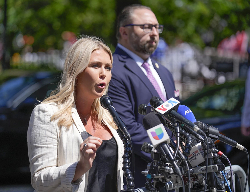 ВАШИНГТОН, 8. АПРИЛА /СРНА - РИА Новости/ - Амерички предсједник Доналд Трамп шаље делегацију у Исламабад на разговоре са Ираном који су предвиђени за викенд, рекла је портпарол Бијеле куће Каролин Левит.