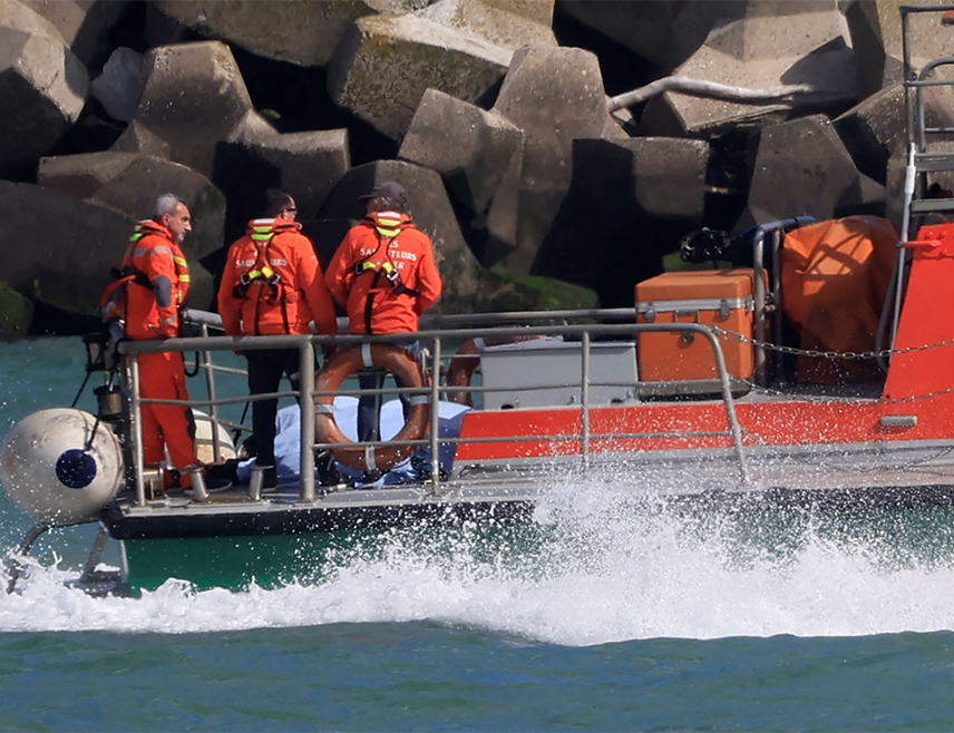 ЛОНДОН, 9. АПРИЛА /СРНА/ - Најмање четворо људу погинуло је када је потонуо такси брод у Ламаншу, саопштиле су власти у Калеу.