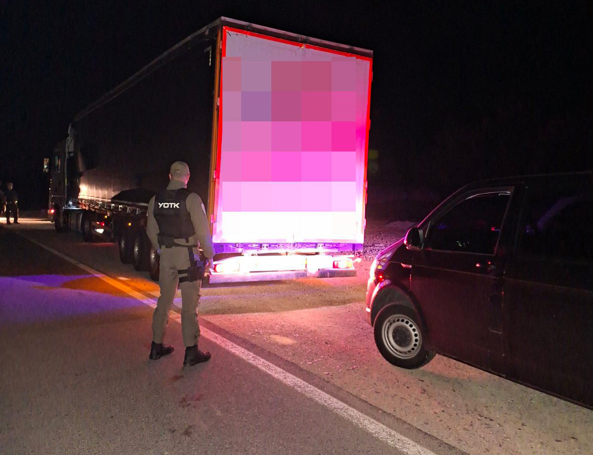 БАЊАЛУКА, 9. АПРИЛА /СРНА/ - Припадници Управе за организовани и тешки криминалитет Министарства унутрашњих послова /МУП/ Републике Српске, Специјалне антитерористичке јединице и Полицијске управе Приједор пронашли су 38 миграната у камиону код Драксенића, у непосредној близини граничног прелаза Градина.