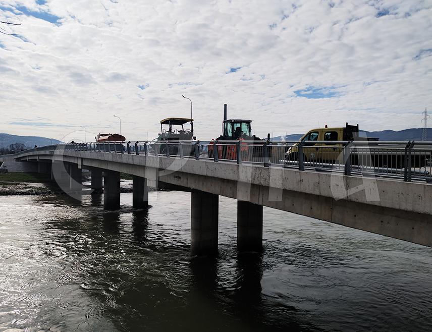 БАЊАЛУКА, 9. АПРИЛА /СРНА/ - Нови мост у бањалучком насељу Чесма преполовиће саобраћајне гужве и овдје и у граду, рекао је предсједник Савјета мјесне заједнице Раде Радоњић.