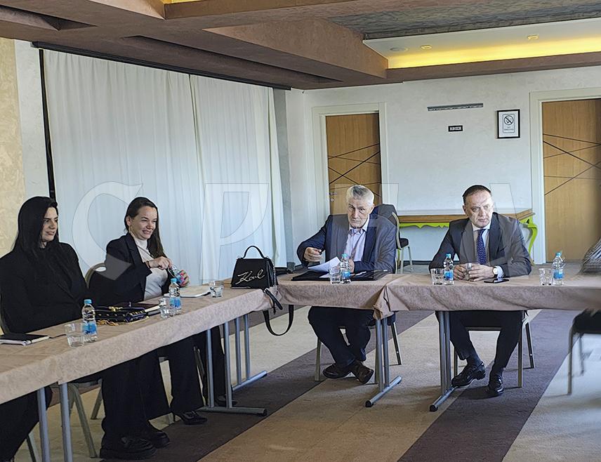 ЈАХОРИНА, 9. АПРИЛА /СРНА/ - Јахорини је потребна спортска дворана и већи број спортских терена да би планина радила свих 365 дана у години, указано је на састанку предсједника Привредне коморе Републике Српске Горана Рачића и представника Удружења хотелијера "Јахорина".