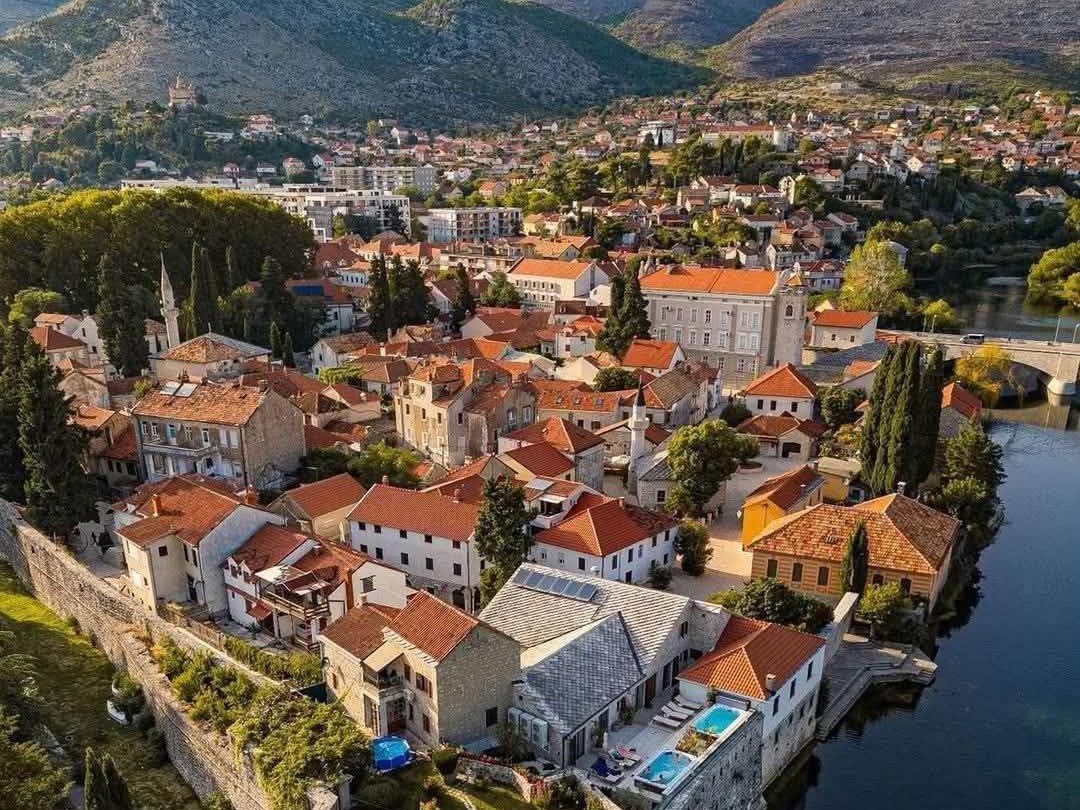 Дучић је много волио Tребиње, па је као мјесто вјечног починка изабрао брдо Црквину, са којег се као на длану види цијели град и већ 26 година ту стоји на вјечној стражи у једном од најљепших православних манастира - Херцеговачкој Грачаници.