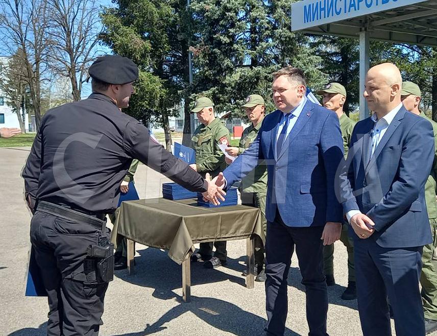 БАЊАЛУКА, 9. АПРИЛА /СРНА/ - Министар унутрашњих послова Републике Српске Жељко Будимир уручио је данас увјерења за 59 полазника, који су успјешно завршили напредну обуку за припаднике Жандармерије МУП-а Републике Српске.