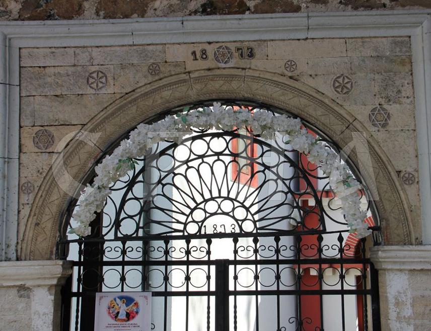 Шестокрака звијезда која се налази у храмовима различитих религија, истиче Ивковићева, нема никакву везу са каснијим тумачењима која овај знак препознају као јеврејски или масонски