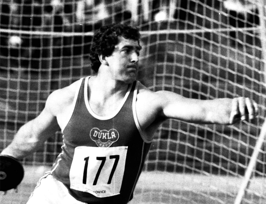 БРАТИСЛАВА, 9. АПРИЛА /СРНА/ - Први свјетски шампион у бацању диска и освајач олимпијске медаље за Чехословачку Имрих Бугар преминуо је у 71. години, саопштено је из његовог бившег клуба "Дукла".