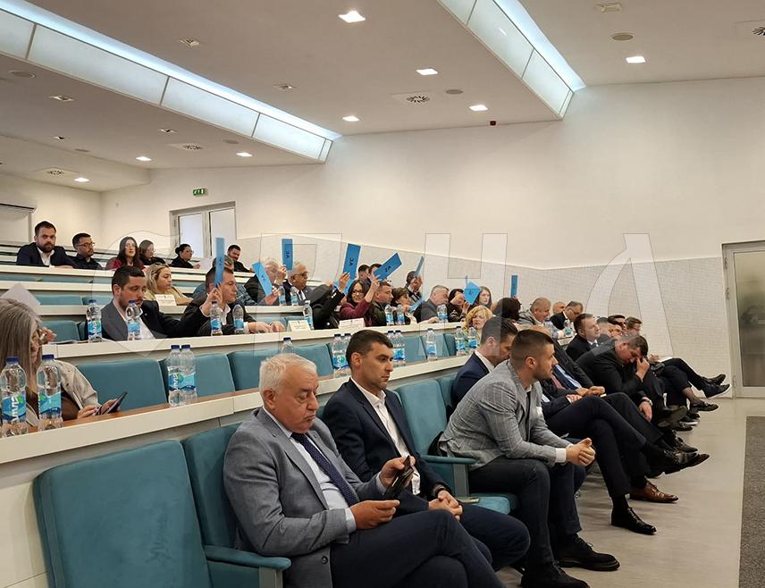 НОВИ ГРАД, 9. АПРИЛА /СРНА/ - Скупштина општине Нови Град прихватила је данас закључак којим од институција на нивоу БиХ захтјева хитне активности на заштити грађана у општинама у сливу ријеке Уне од планова Хрватске да радиоактивне и друге опасне отпаде складиште на локацији Черкезовац у општини Двор.