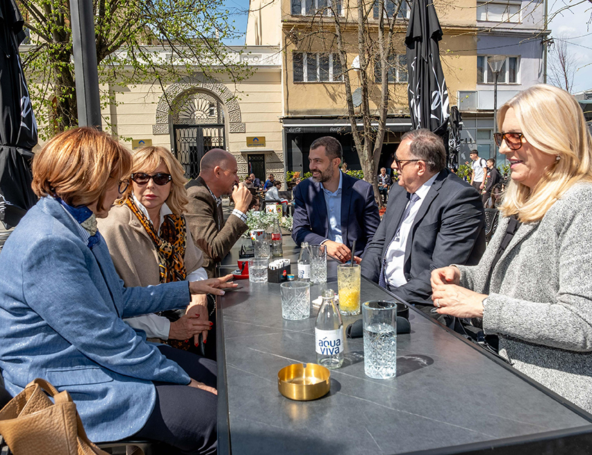 БАЊАЛУКА, 9. АПРИЛА /СРНА/ - Лидер СНСД-а Милорад Додик разговарао је данас у Бањалуци са мађарским амбасадором Кристијаном Пошом, директором Фонда солидарности "Душа дјеце" Јасминком Вучковић и сарадницима.