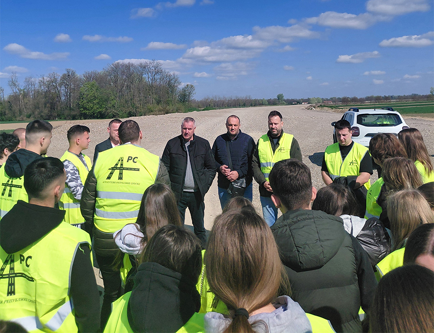 БАЊАЛУКА, 9. АПРИЛА /СРНА/ - Вршилац дужности директора Јавног предузећа "Аутопутеви Републике Српске" Радован Вишковић дочекао је данас групу ученика Средње стручне школе из Јање код Бијељине који су изразили жељу да посјете градилиште будућег ауто-пута Београд-Бањалука на дионици Рача-Бијељина.