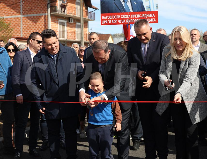 БАЊАЛУКА, 9. АПРИЛА /СРНА/ - Званичници Републике Српске пустили су данас у саобраћај новоизграђени мост преко ријеке Врбас у бањалучком насељу Чесма, а укупна вриједност инвестиције је 8,5 милиона КМ.