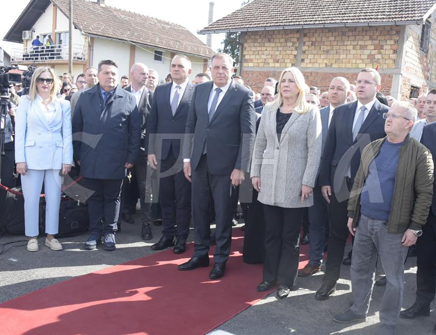 БАЊАЛУКА, 9. АПРИЛА /СРНА/ - Српски члан Предсједништва БиХ Жељка Цвијановић рекла је Срни да је значај улагања у инфраструктурне пројектe, као што је мост у бањалучком насељу Чесма, огроман за мјештане, Бањалуку и Републику Српску, те да тај мост свједочи способности Српске да се ухвати у коштац са великим изазовима и ријеши их на задовољство и добробит грађана.