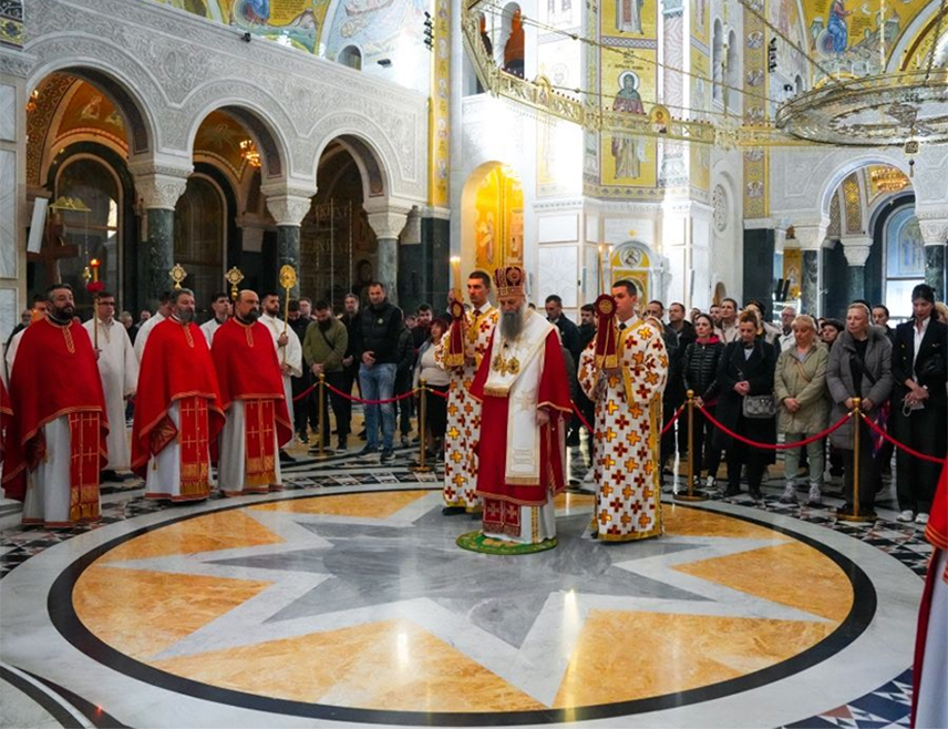 БЕОГРАД, 9. АПРИЛА /СРНА/ - Његова светост патријарх српски Порфирије служио је данас на Велики четвртак литургију у Храму Светог Саве на Врачару и том приликом истакао да вјерници треба да се посвете Богу да би достојно прославили Васкрс.