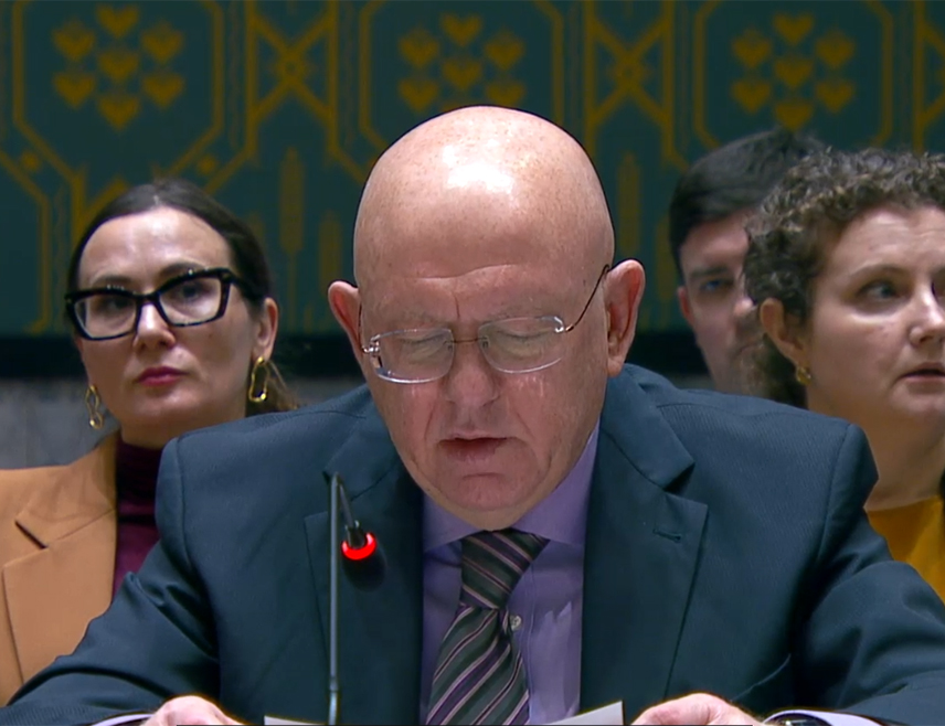 ЊУЈОРК, 9. АПРИЛА /СРНА/ -  Москва ће наставити да захтијева оно што је у интересу Београда и српског народа у јужној српској покрајини Косову и Метохији, а то је заштита међународног права и државних граница Србије, изјавио је руски амбасадор у УН Василиј Небензја.