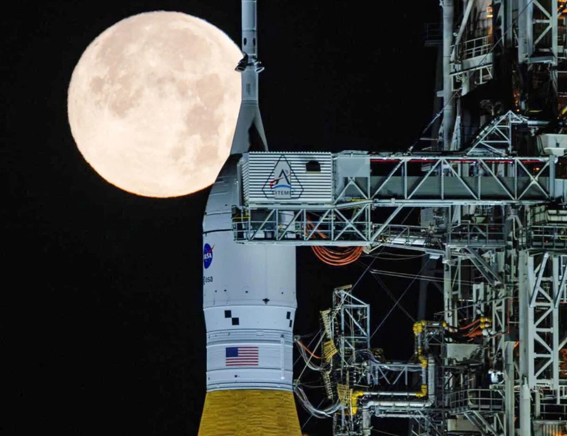 ХЈУСТОН, 10. АПРИЛА /СРНА-Ројтерс/ - Четири астронаута мисије "Артемис два", који су обавили прво путовање око Мјесеца послије више од пола вијека, враћају се на Земљу у летјелици "Орион", која би требала да се спусти у Тихи океан код јужне обале Калифорније.