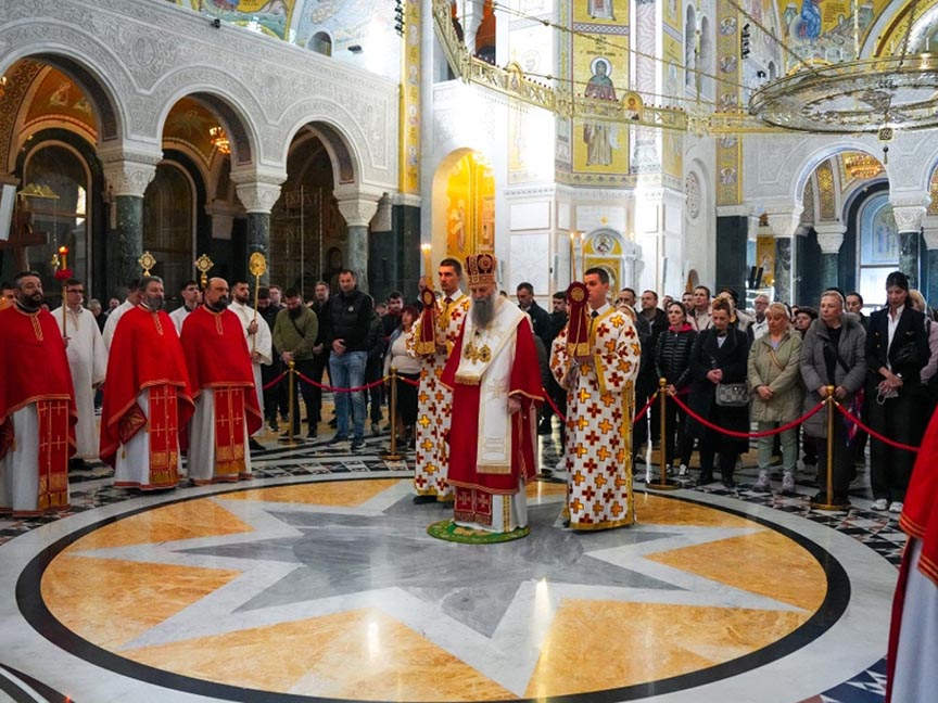 БЕОГРАД, 10. АПРИЛА /СРНА/ - Његова светост патријарх српски Порфирије служио је јутрење Великог петка у Храму Светог Саве у Београду.