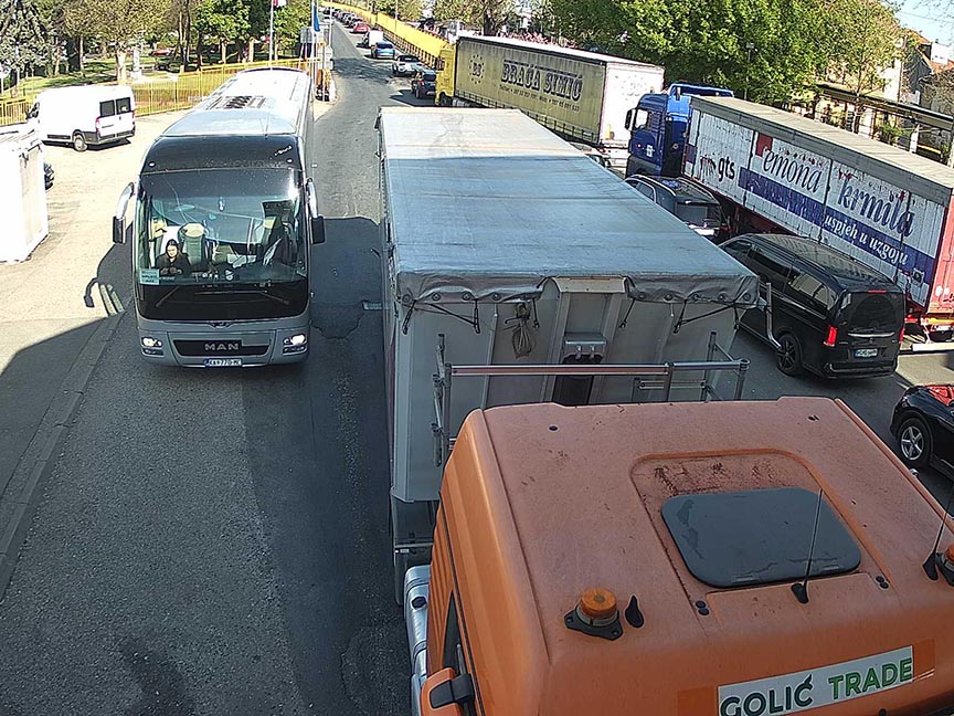 БАЊАЛУКА, 10. АПРИЛА /СРНА/ - На прелазима Изачић, Велика Кладуша, Градина, Градишка и Орашје на граници са Хрватском појачана је фреквенција возила на изласку из БиХ, саопштено је из Ауто-мото савеза Републике Српске.