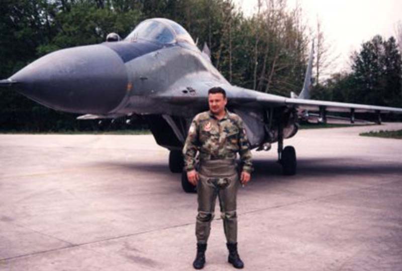 Дјеца треба да уче да су постојали људи којима је била битнија слобода од живота. Пилоти Слободан Перић и Зоран Радосављевић били су од оних који су се без страха од надмоћнијег непријатеља супротставили НАТО авијацији. Након што су њихове летјелице погођене непријатељским ракетама, Перић је пронађен жив на територији Републике Српске, а живот за слободу дао је Радосављевић