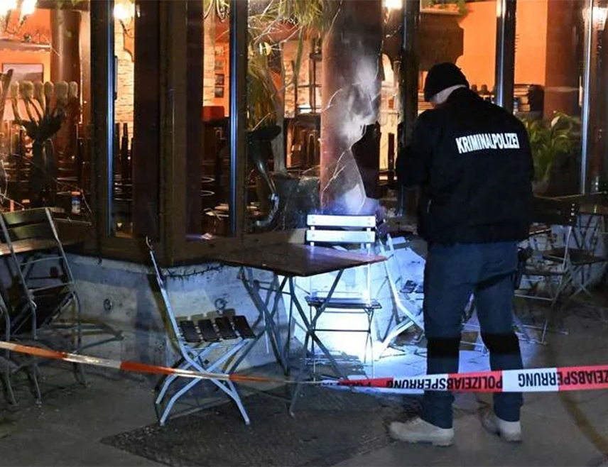 МИНХЕН, 10. АПРИЛА /СРНА/ - Непознати нападачи разбили су неколико прозора на ресторану јеврејских власника у Минхену и бацили пиротехничка средства у објекат, а полиција и управа ресторана вјерују да је инцидент мотивисан антисемитизмом.