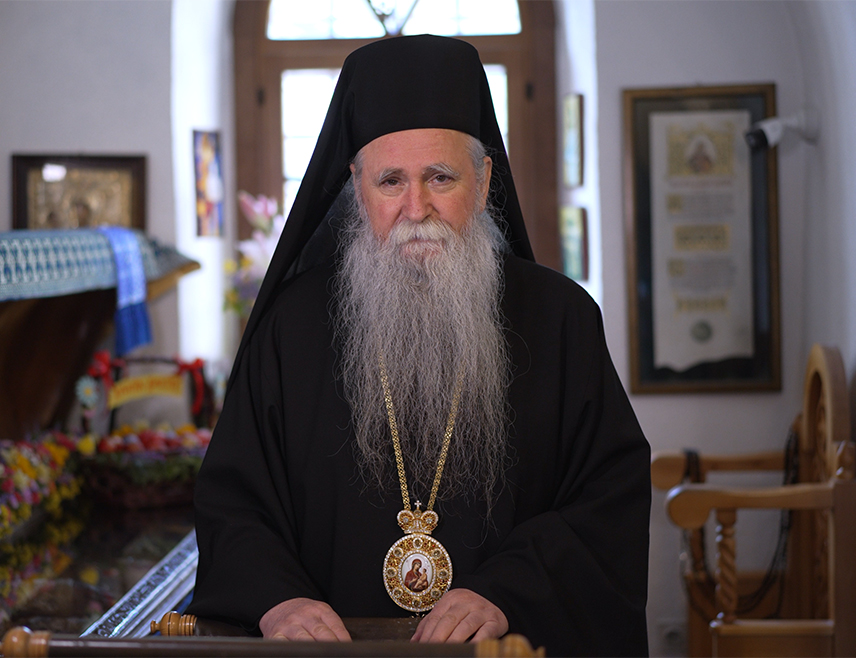 ПОДГОРИЦА, 10. АПРИЛА /СРНА/ - Његово високопреосвештенство митрополит црногорско-приморски Јоаникије поручио је да православни вјерници, гледајући на ратне страхоте и проливање људске крви, страдања невиних, посебно дјеце, жена и старих, требају да умноже молитве за мир у свијету у свијетле празничне дане.