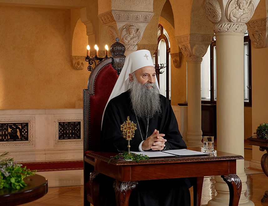 БЕОГРАД, 10. АПРИЛА /СРНА/ - У васкршњој посланици Српске православне цркве /СПЦ/ истиче се да је свијет у којем живимо све нестабилнији, а човјек све уплашенији, да се системи вриједности организовано и присилно мијењају у смјеру антивриједности, али да ови застрашујући догађаји нису посљедња ријеч историје, него позив на будност и утврђење у Богу.