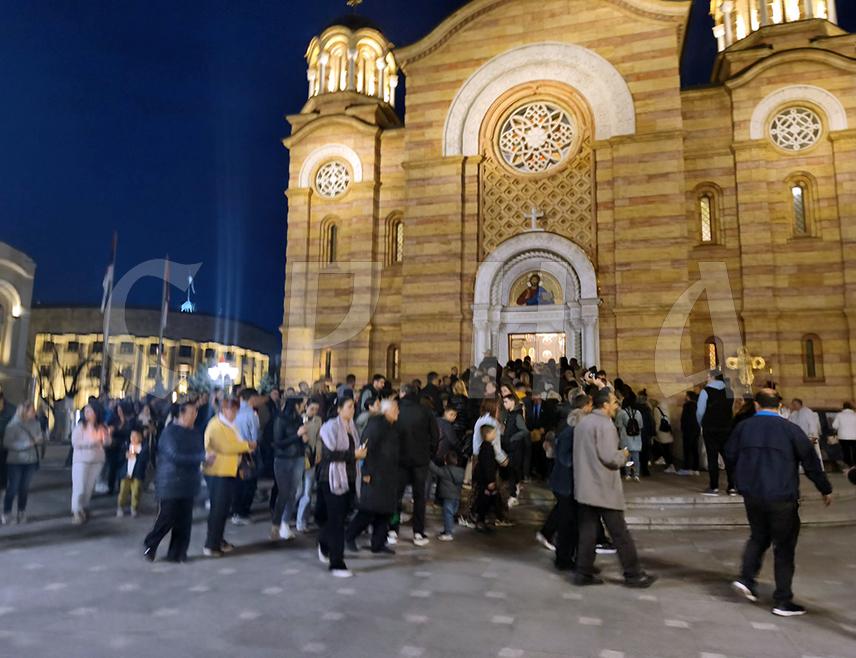 БАЊАЛУКА, 10. АПРИЛА /СРНА/ - У Саборном храму Христа Спаситеља у Бањалуци служено је вечерње богослужење са читањем статија и изношењем плаштанице, која симболизује страдање Исуса Христа.