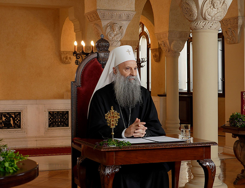 БЕОГРАД, 11. АПРИЛА /СРНА/ - Његова светост патријарх српски Порфирије и архијереји истакли су у васкршњој посланици да је свијет у којем живимо све нестабилнији, а човјек све уплашенији, да се системи вриједности организовано и присилно мијењају у смјеру антивриједности, али да ови застрашујући догађаји нису посљедња ријеч историје, него позив на будност и утврђење у Богу.