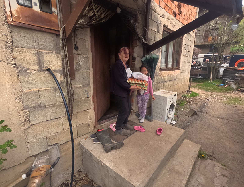 ​МИЛИЋИ, 11. АПРИЛА /СРНА/ – Управа Српске православне црквене општине Милићи организовала је хуманитарну акцију поводом Васкршњих празника у оквиру које су подијељени прехрамбени пакети и јаја парохијанима скромнијег материјалног стања, вишечланим породицама и дјеци са потешкоћама у развоју.