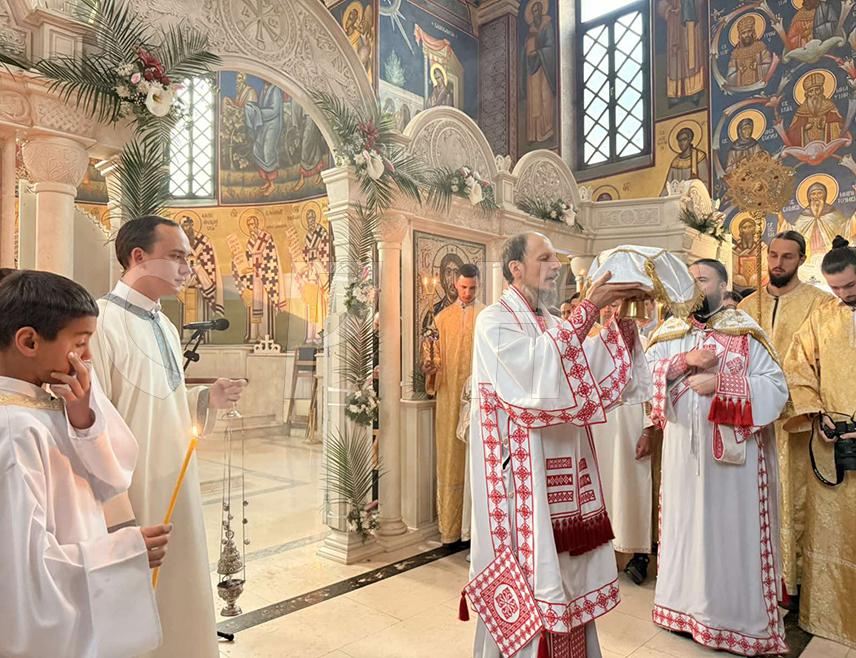 ТРЕБИЊЕ, 12. АПРИЛА /СРНА/ - Његово високопреосвештенство митрополит захумско-херцеговачки и стонско-приморски Димитрије поручио је да до другог доласка Христовог отварамо срца, исправљамо се, праштамо једни другима, волимо и љубимо једни друге, вјерујемо у Христа, јер је Он нешто најприродније и најхуманије што се јавило у овом свијету.