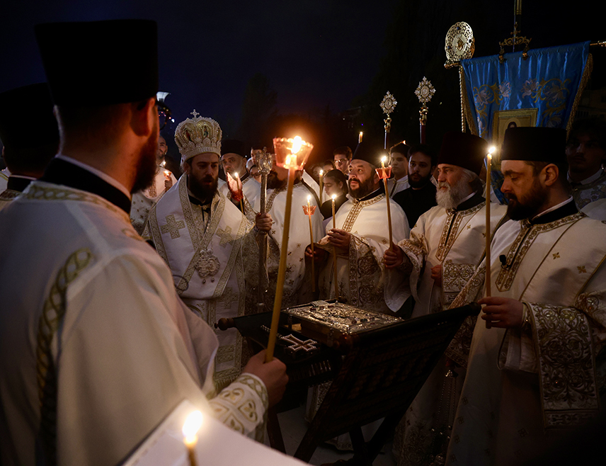 БЕОГРАД, 12. АПРИЛА /СРНА/ - Пламен Благодатног огња са Христовог гроба у Јерусалиму подијељен је вјерницима у Храму Светог Саве у Београду.