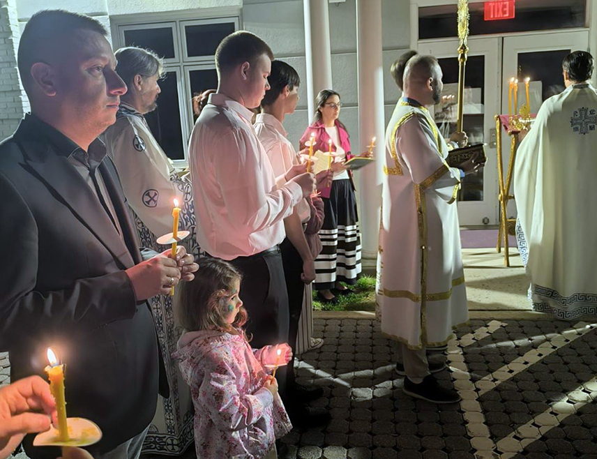 САРАЈЕВО, 12. АПРИЛА /СРНА/ - Замјеник министра одбране у Савјету министара Александар Гогановић присуствовао је поноћној васкршњој литургији у Цркви Светог Луке Српске православне цркве у Вашингтону, гдје је заједно са свештенством и вјерним народом прославио највећи хришћански празник.