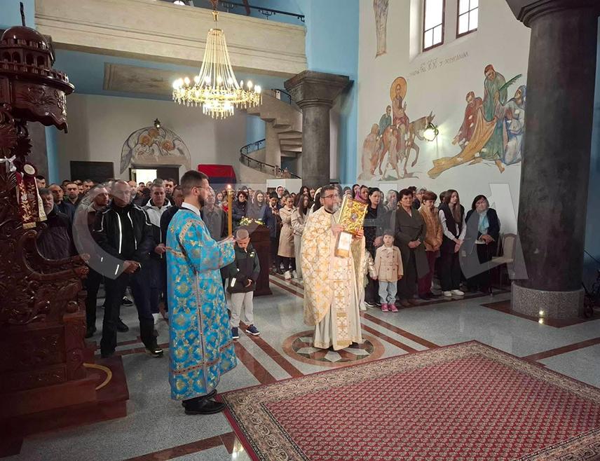 ДРВАР, 12. АПРИЛА /СРНА/ – У Храму Светог Саве у Дрвару данас је служена васкршња литургија коју је служио протопрезвитер Саша Црљић, а прослави празника Христовог васкрсења присуствовао је велики број вјерника.