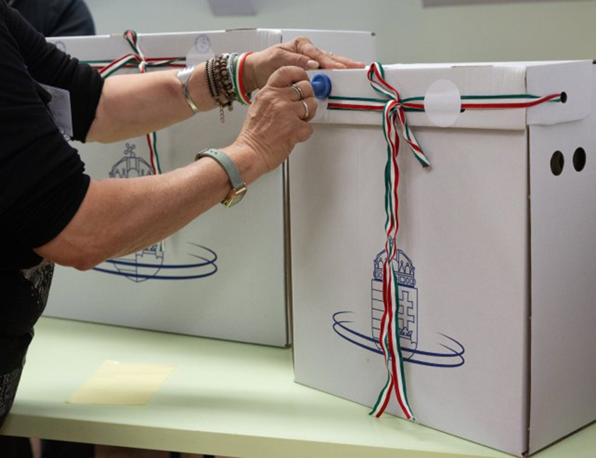 БУДИМПЕШТА, 12. АПРИЛА /СРНА/ - Излазност бирача на парламентарним изборима у Мађарској износила је 54,14 одсто до 13.00 часова, саопштила је Национална изборна канцеларија.