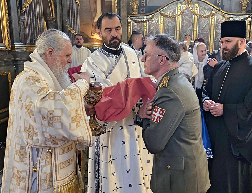 БЕОГРАД, 12. АПРИЛА /СРНА/ - Начелник Генералштаба Војске Србије генерал Милан Мојсиловић и чланови Колегијума начелника Генералштаба присуствовали су Васкршњој литургији у Саборној цркви Светог арханђела Михаила у Београду.