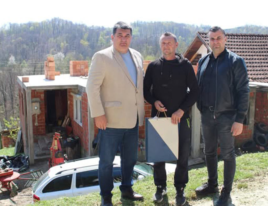 ЛОПАРЕ, 12. АПРИЛА /СРНА/ - Општина Лопаре финансијски ће помоћи самохраном оцу и ратном војном инвалиду Ристи Гашићу да заврши кров на започетој кући у насељу Пирковци, саопштено је из локалне управе.