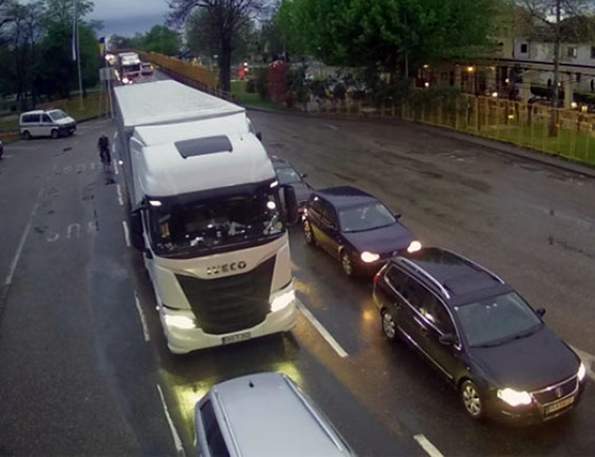 БАЊАЛУКА, 12. АПРИЛА /СРНА/ - На граничним прелазима Градишка и Доња Градина појачана је фреквенција возила на излазу из БиХ.