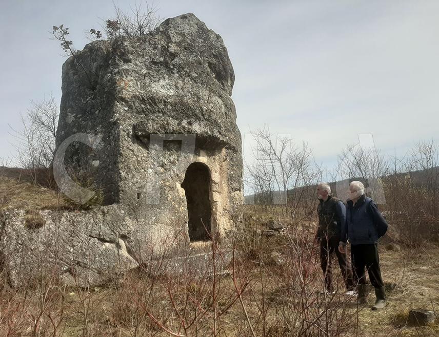 У одлуци Комисије за очување националних споменика из 2003. године о проглашењу овог локалитета националним спомеником БиХ наводе се народна предања и претпоставке више истраживача, између осталих и Ђорђа Јанковића, да се прије џамије на том мјесту налазила црква. Међутим, на табли којом је обиљежен споменик нема ни помена цркве