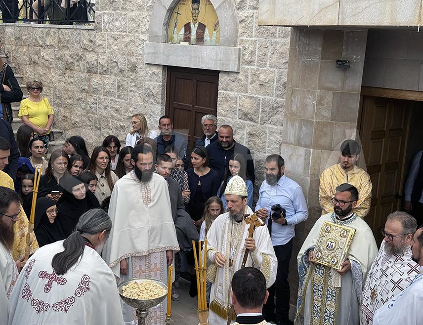 ЧАПЉИНА, 13. АПРИЛА /СРНА/ - Његово високопреосвештенство митрополит захумско-херцеговачки и приморски Димитрије служио је данас литургију поводом крсне славе Храма Васкрсења Христовог у Пребиловцима код Чапљине, подигнутог у знак сјећања на око 4.000 Срба из доње Херцеговине које су усташе убиле у Другом свјетском рату.