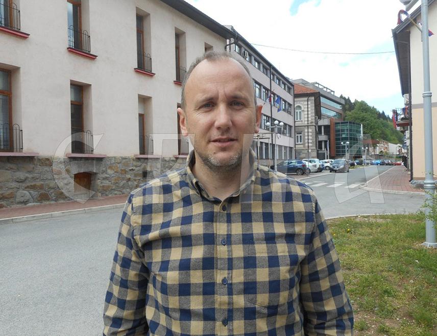 СРЕБРЕНИЦА, 13. АПРИЛА /СРНА/ - Суд БиХ ослобађа све оне који су одговорни за злочине над српским цивилима и искључиво служи муслиманском корпусу и политичком Сарајеву, изјавио је Срни предсједник Организације породица заробљених и погинулих бораца и несталих цивила Сребренице Бранимир Којић.