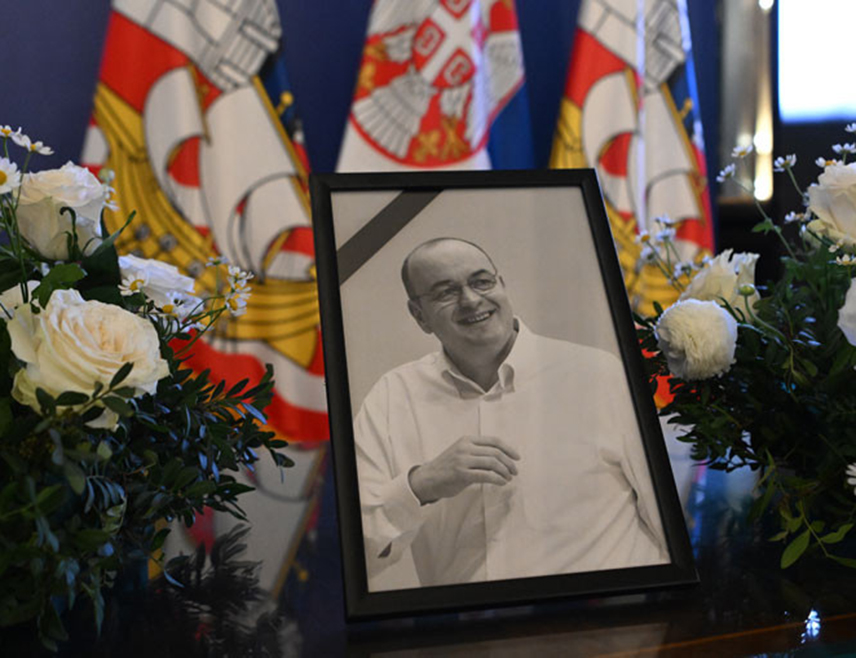 БЕОГРАД, 14. АПРИЛА /СРНА/ - Комеморација поводом смрти некадашњег кошаркашког тренера Душка Вујошевића одржана је данас у Скупштини града Београда, гдје су се од њега опростили породица, пријатељи, бројни људи из свијета спорта и друге јавне личности.