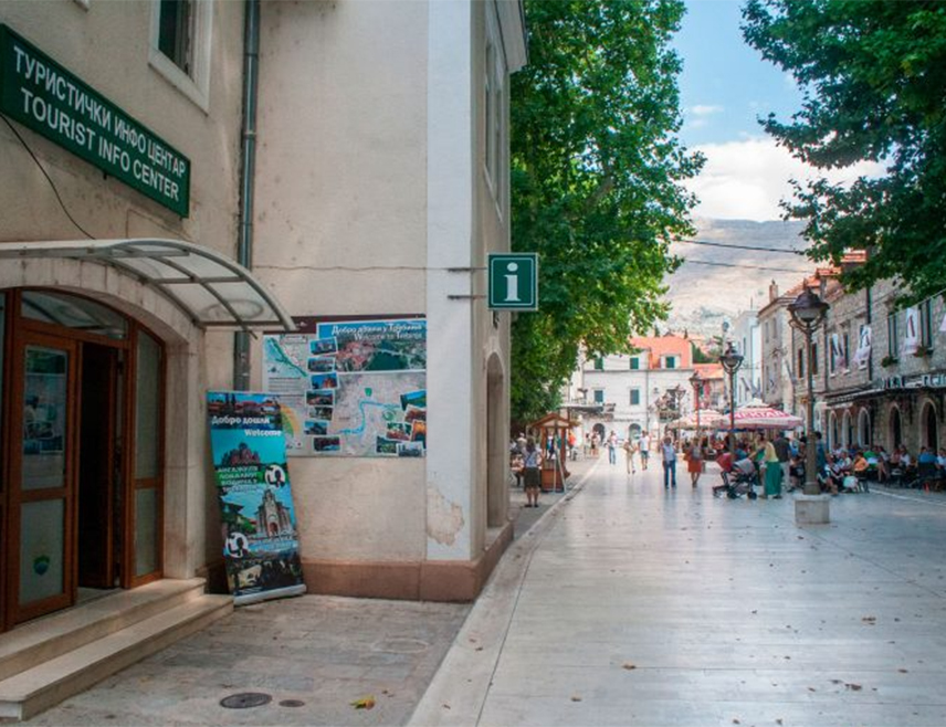 TРЕБИЊЕ, 14. АПРИЛА /СРНА/ - У Tребињу је забиљежена веома добра посјета туриста током протеклих васкршњих празника, а највише их је било из околних балканских земаља, али и из Кине, изјавио је Срни портпарол требињске Tуристичке организације Никола Кокић.