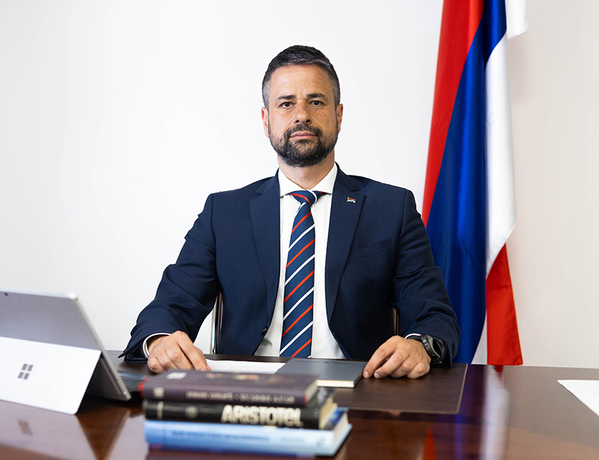 САРАЈЕВО, 14. АПРИЛА /СРНА/ - Министар финансија и трезора у Савјету министара Срђан Амиџић поручио је да је став руководства СНСД-а јасан – нема одгађања када је ријеч о платама и правима запослених у институцијама БиХ.