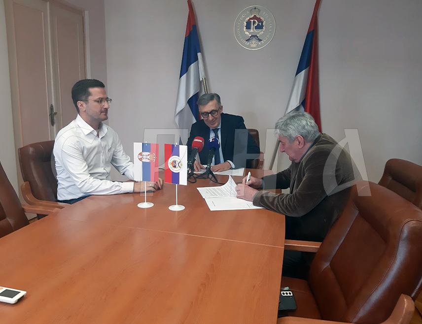 БЕОГРАД, 14. АПРИЛА /СРНА/ - Сусрети српских земаља биће одржани од 16. до 19. априла на Јахорини и Источном Сарајеву са циљем да повежу Србе из региона и дијаспоре и учврсте заједнички идентитет, најавили су данас у Београду организатори - Представништво Републике Српске у Србији и Удружење за одбрану ћирилице "Добрица Ерић".