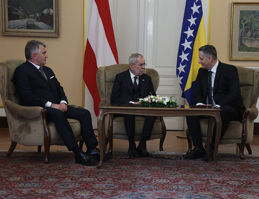 САРАЈЕВО, 14. АПРИЛА /СРНА/ - Предсједник Аустрије Александер ван дер Белен изјавио је данас у Сарајеву да заговара приступ свих земаља западног Балкана у ЕУ како се не би створио политички и вакуум моћи који би могао испунити неко други.