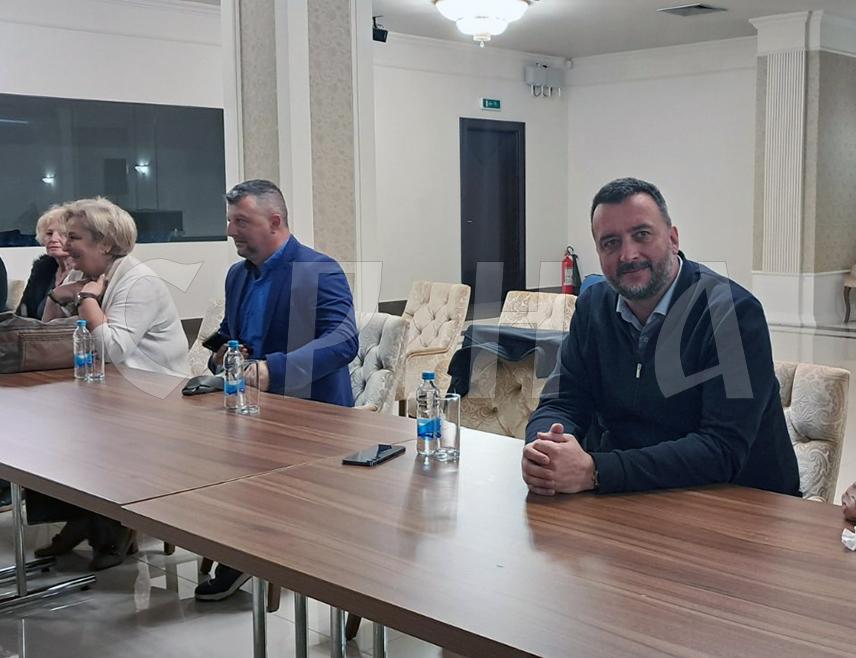 ИСТОЧНО САРАЈЕВО, 14. АПРИЛА /СРНА/ - Јавни форум против ревизије историјских чињеница о Другом свјетском рату и ратним дешавањима крајем 20. вијека у Сарајеву понудиће само историјске истине и документе, а не фалсификате, те политичке, идеолошке и националне флоскуле, рекао је данас у Источном Сарајеву један од организатора скупа Душан Шеховац.