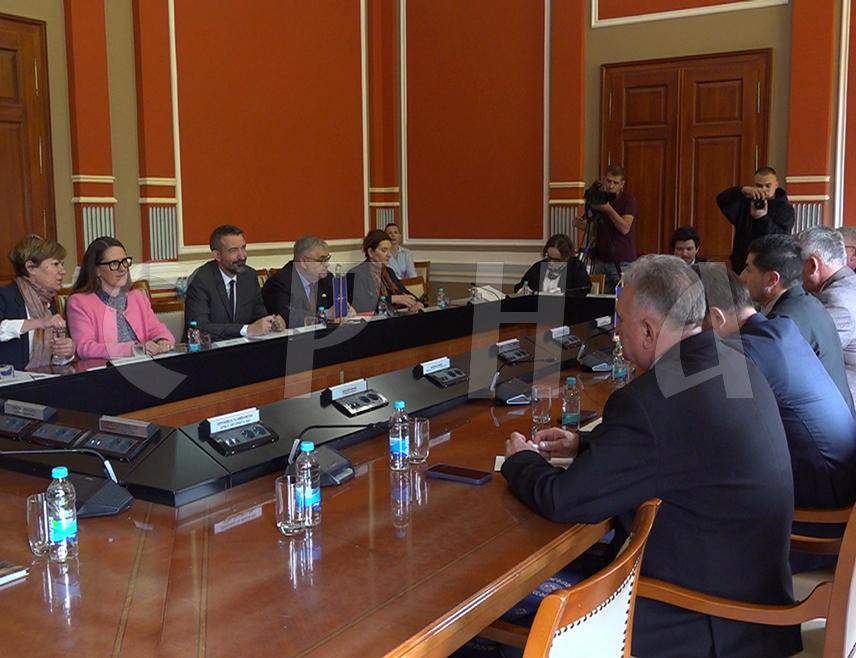 БРЧКО, 14. АПРИЛА /СРНА/ - Градоначелник Брчко дистрикта Синиша Милић састао се данас са делегацијом Политичког одјељења НАТО-а, амбасадорима Белгије и Шведске и супервизором за Брчко, те указао да је дистрикт примјер унапређења дијалога и компромиса, путем којих је могуће рјешавати бројна отворена питања.