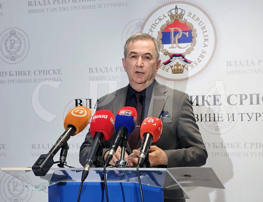 BANJA LUKA, APRIL 14 /SRNA/ – A decision under which Republika Srpska waives 10 pfennigs of excise duty on fuel will take effect tomorrow and remain in force until May 16, Minister of Trade and Tourism Ned Puhovac announced.