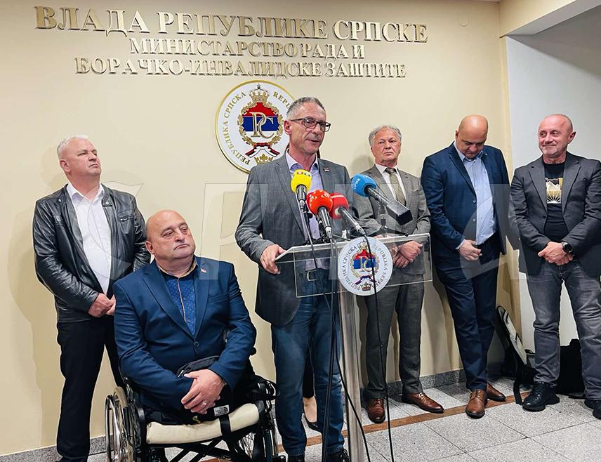 BANJA LUKA, APRIL 14 /SRNA/ – Republika Srpska Minister of Labor and Veterans' and Disability Protection Radan Ostojić said it is unacceptable and shameful that the Islamic Community organized a commemoration of the formation of the so-called Army of BiH in Tuzla featuring posters of Sakib Mahmuljin, who was convicted of war crimes against Serbs on Mount Ozren.