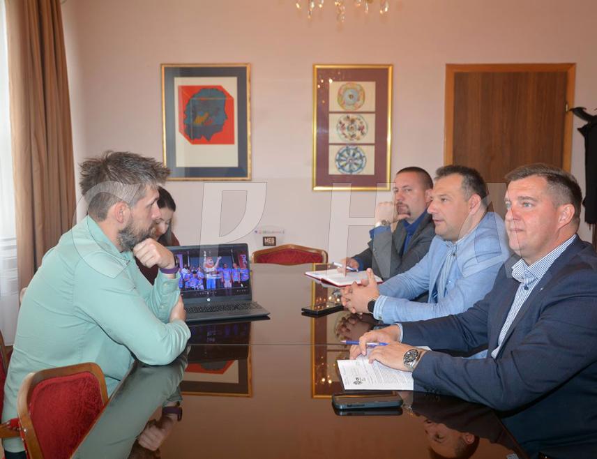 ПРИЈЕДОР, 14. АПРИЛА /СРНА/ - Спортске игре младих, једна од највећих регионалних спортских манифестација намијењених основцима, биће одржане у Приједору 26. маја и окупиће ученике свих 12 основних школа с подручја града, саопштено је данас из Градске управе.