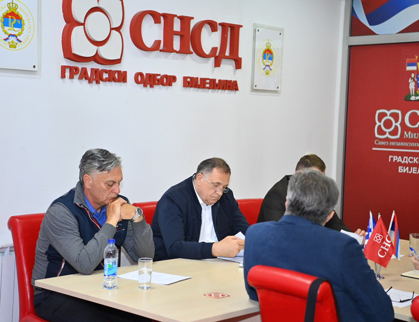 БИЈЕЉИНА , 14. АПРИЛА /СРНА/ - Предсједник СНСД-а Милорад Додик рекао је да су вечерас у Градском одбору у Бијељини разговарали о разним политичким питањима, али не и о кандидатима за предстојеће опште изборе, али је истакао да је подршка лидеру странке данас већа од 70 одсто.
